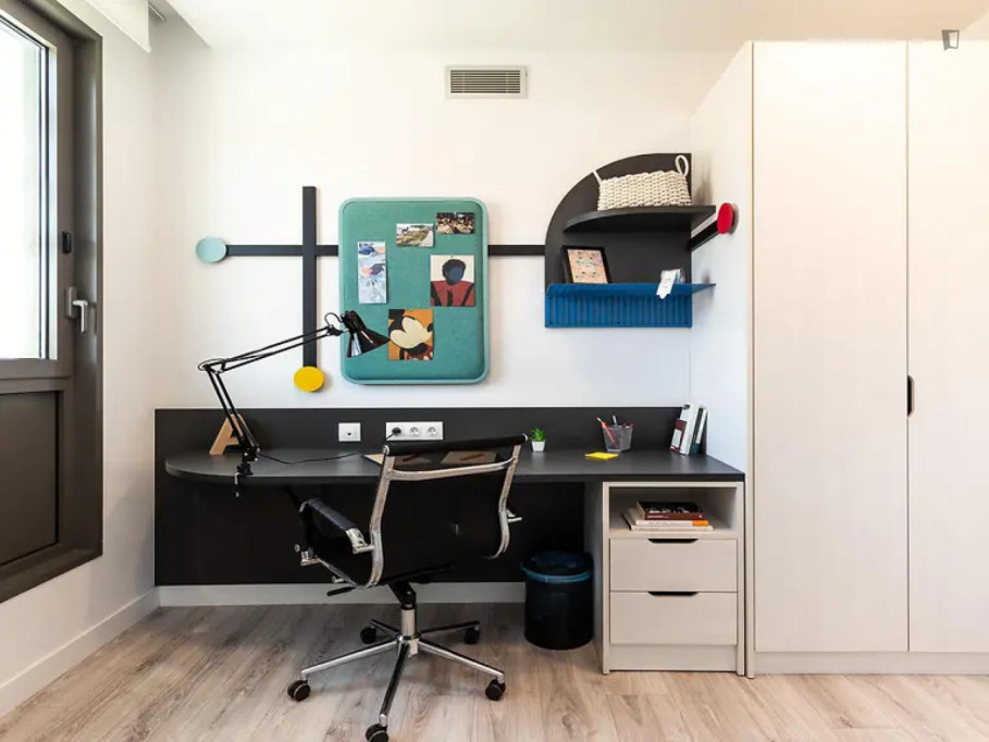 Modern and bright single bedroom in a residence near Palau Reial transit stop - Barcelone - chambre - ImmoJeune