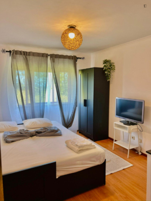 Cozy Single Bedroom close to Coimbrões Train Station - Porto - chambre - ImmoJeune
