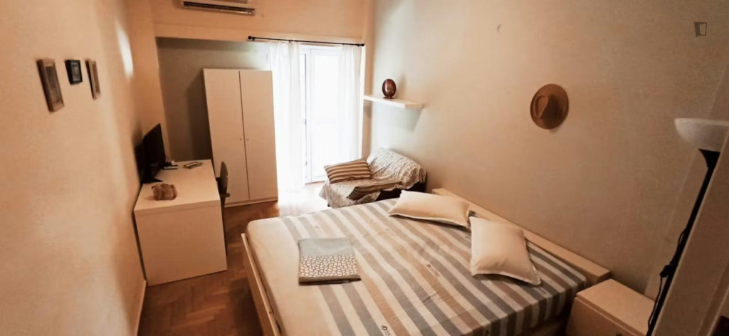 Tasteful double bedroom with a balcony, in the center of Athens - Athens - chambre - ImmoJeune