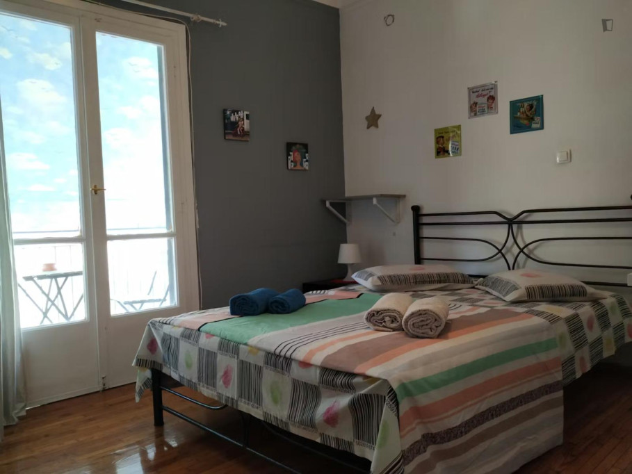 Welcoming double bedroom with a balcony, in Vathi - Athens - chambre - ImmoJeune