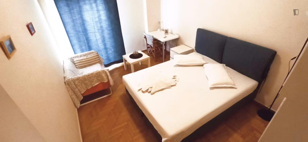 Cute double bedroom, with a balcony, in the heart of Athens - Athens - chambre - ImmoJeune