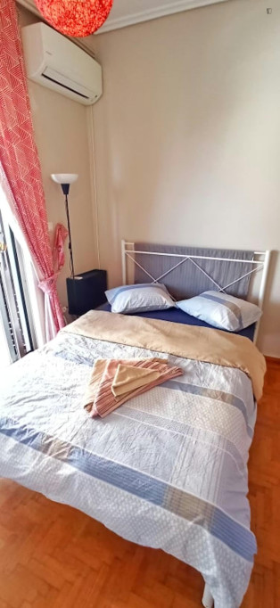 Delightful small penthouse with a big terrace in colourful Kypseli - Athens - chambre - ImmoJeune