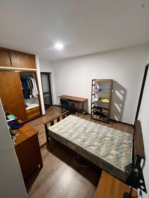 Welcoming Single Bedroom with a private bathroom close to University of Coimbra - Coimbra - chambre - ImmoJeune