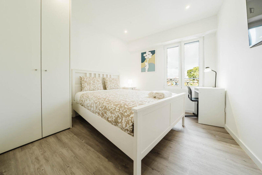 Comfy ensuite bedroom close to Senhor Roubado metro - Lisbonne - chambre - ImmoJeune