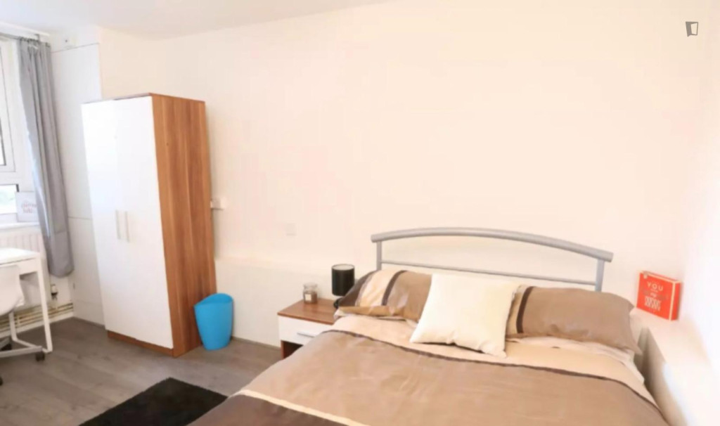 Lovely double bedroom close to Jolly's Green park - London - chambre - ImmoJeune