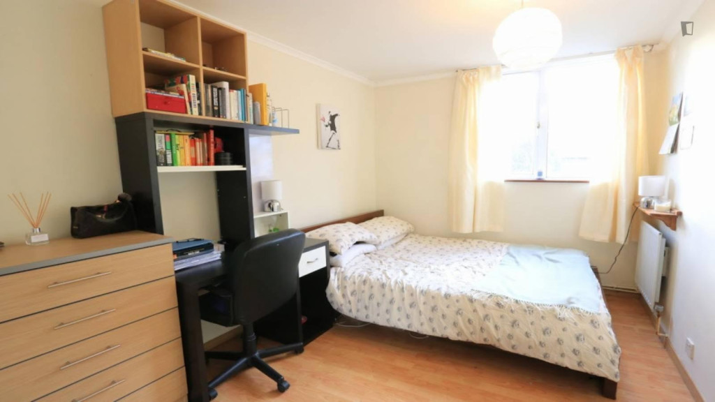 Inviting double bedroom near the Stepney Green tube - London - chambre - ImmoJeune