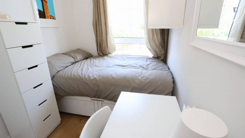 Cosy double bedroom near the Bow Road tube - London - chambre - ImmoJeune
