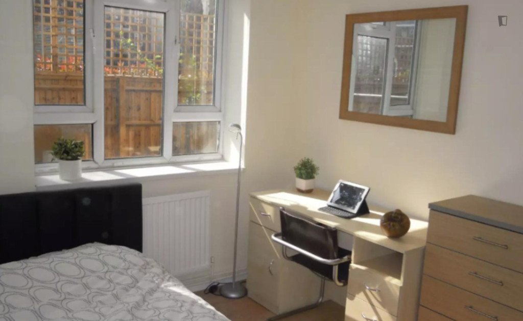 Neat and cosy double bedroom near the Bromley-by-Bow tube - London - chambre - ImmoJeune