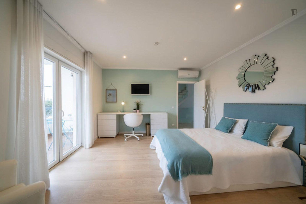 Double bedroom, with private bathroom and balcony, in 11-bedroom house - Lisbonne - chambre - ImmoJeune