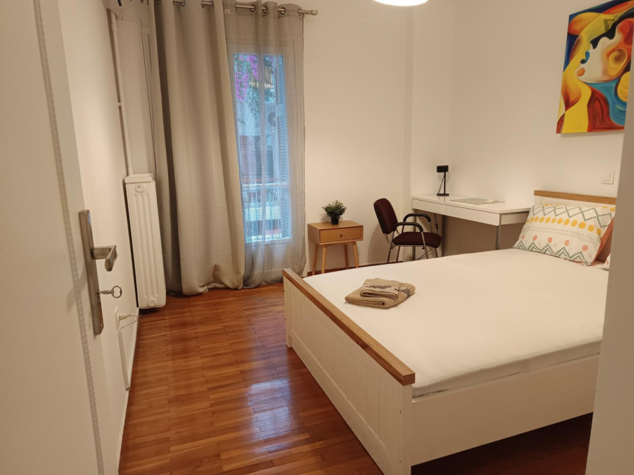 Homely double bedroom with a balcony, in Pangrati - Athens - chambre - ImmoJeune
