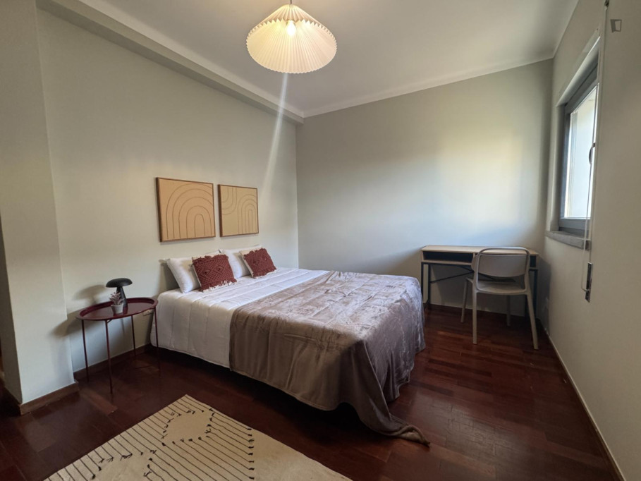 Double bedroom with a private bathroom close to University of Coimbra - Coimbra - chambre - ImmoJeune