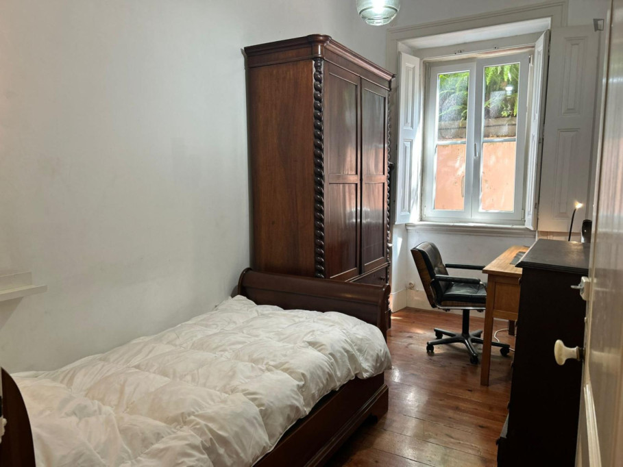 Charming bedroom in a 4-bedroom flat - Lisbonne - chambre - ImmoJeune