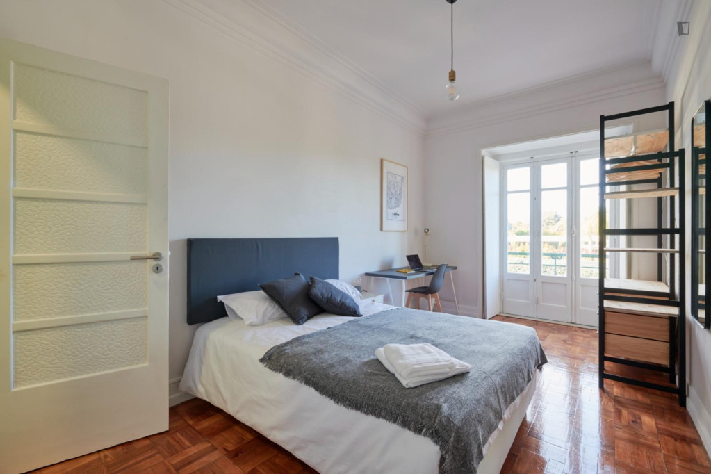 Double bedroom, with private bathroom and balcony, in 7-bedroom apartment - Lisbonne - chambre - ImmoJeune
