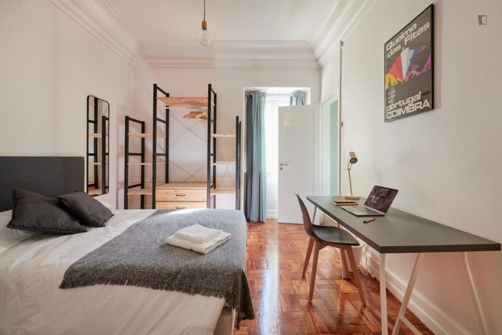 Double bedroom, with private bathroom, in 7-bedroom apartment - Lisbonne - chambre - ImmoJeune