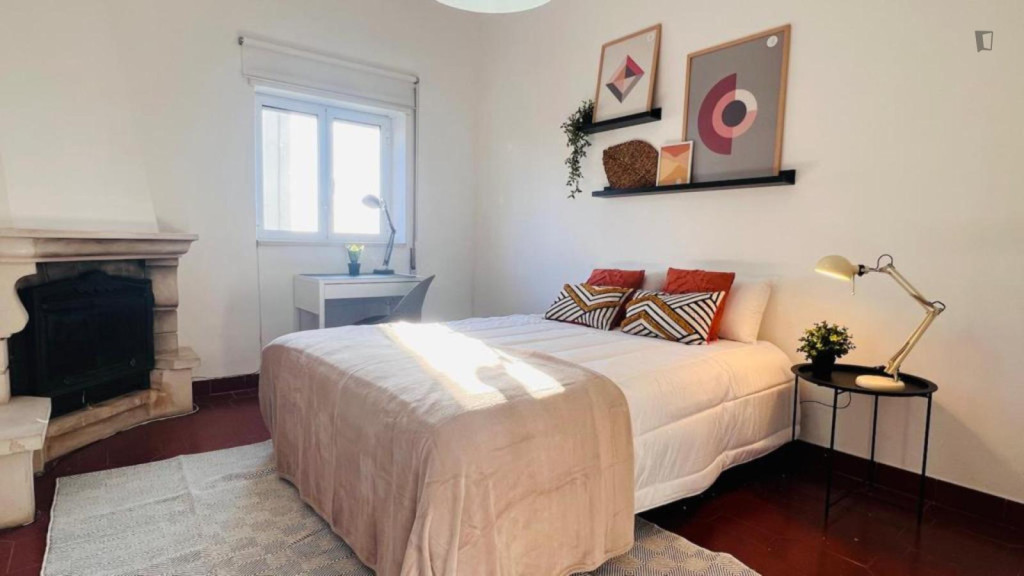 Bright bedroom in a 6-bedroom flat - Coimbra - chambre - ImmoJeune