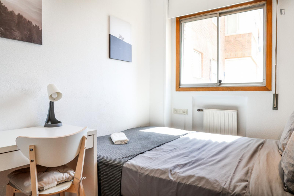 Comfy double bedroom near Herrera Oria metro station - Madrid - chambre - ImmoJeune