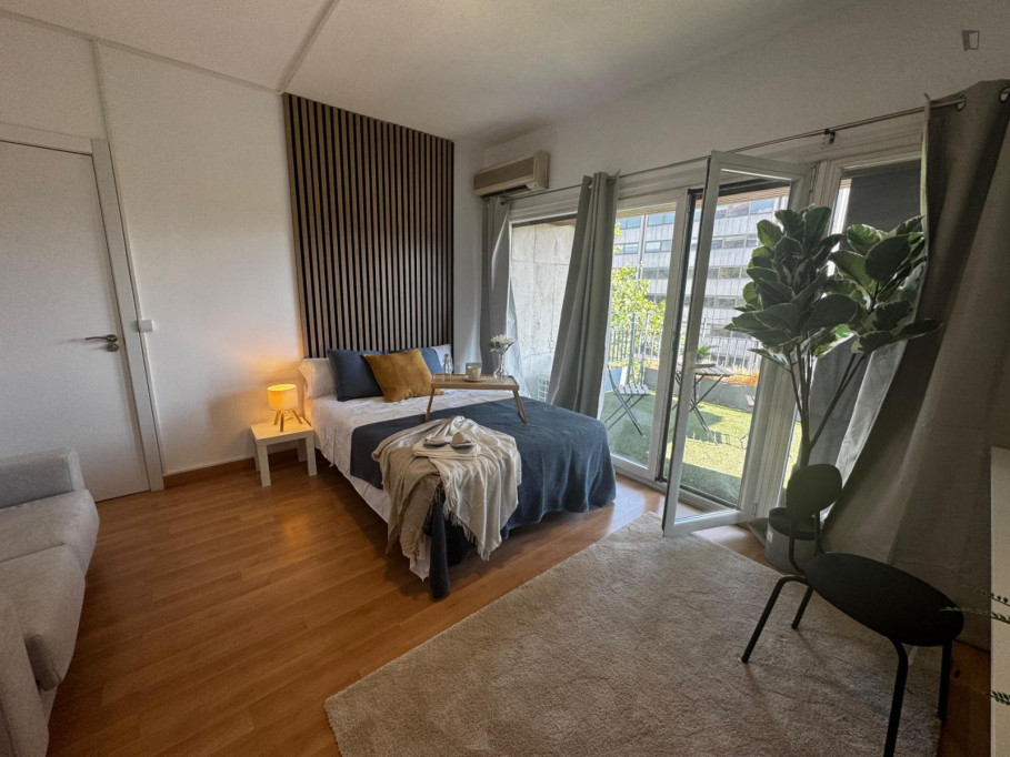 Delightful double bedroom near the Cuzco metro - Madrid - chambre - ImmoJeune