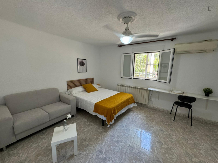 Neat and cosy double bedroom in Lucero - Madrid - chambre - ImmoJeune