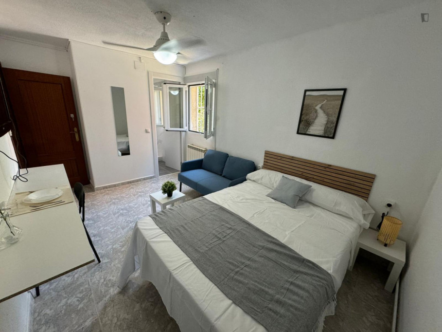 Inviting double bedroom near Parque Cerro Almodóvar - Madrid - chambre - ImmoJeune