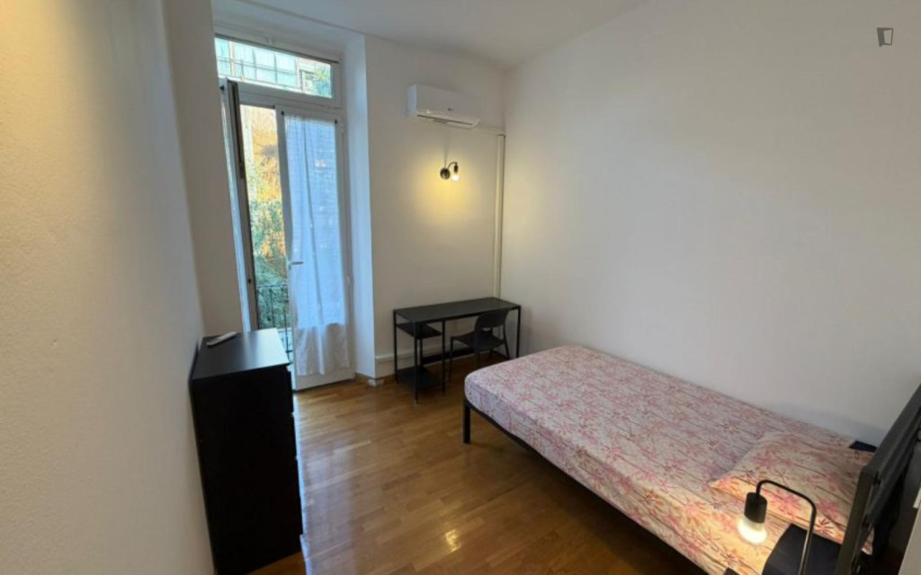 Comfy single bedroom with a balcony, in Guastalla - Milan - chambre - ImmoJeune