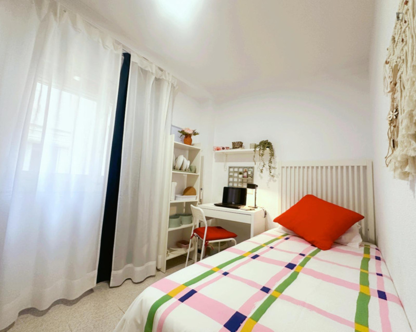 Single bedroom in 8-bedroom apartment - Alicante - chambre - ImmoJeune