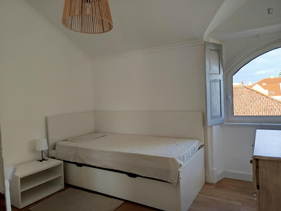 Irresistible Single Bedroom close to Parede Train Station - Lisbonne - chambre - ImmoJeune