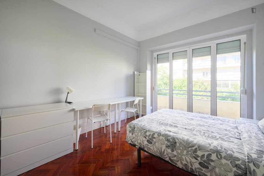 Welcoming double bedroom with a balcony, in Saldanha - Lisbonne - chambre - ImmoJeune