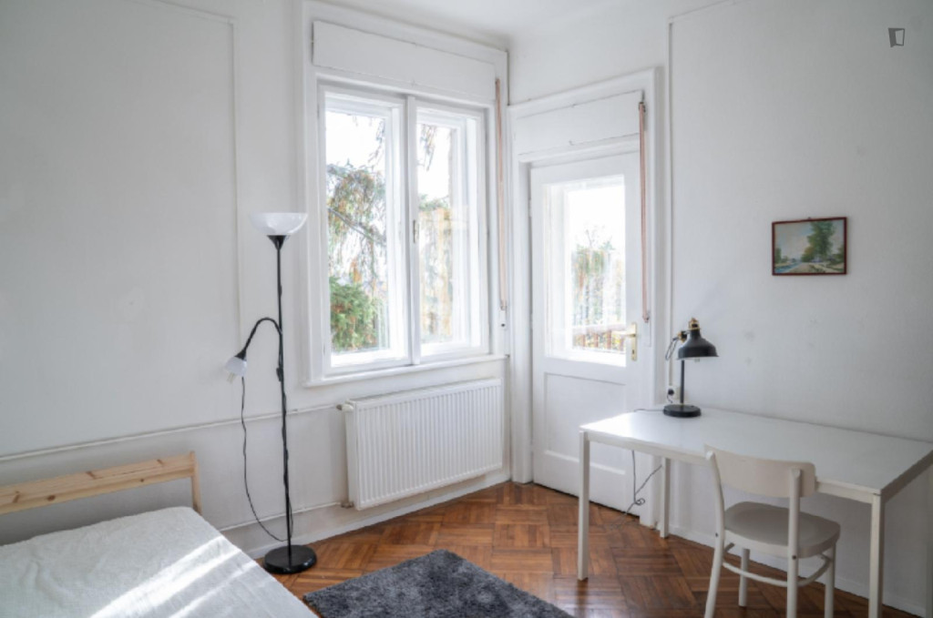 Shinning Single Bedroom with a balcony close to Margit híd, budai hídfő Train Station - Budapest - chambre - ImmoJeune