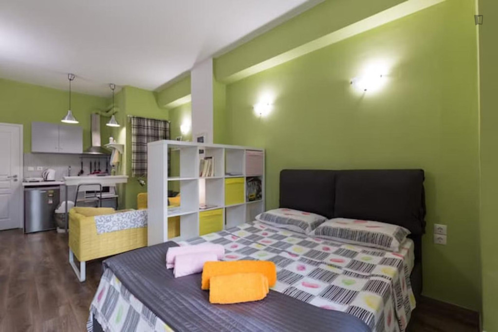 Comfy studio apartment in colourful Exarcheia - Athens - chambre - ImmoJeune