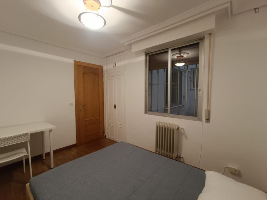 Neat double bedroom near the centre of Pamplona - Pamplona - chambre - ImmoJeune