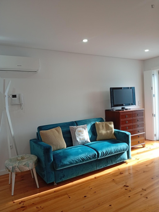Vibrant 1 Bedroom Apartment with a terrace close to Heroísmo Metro - Porto - chambre - ImmoJeune