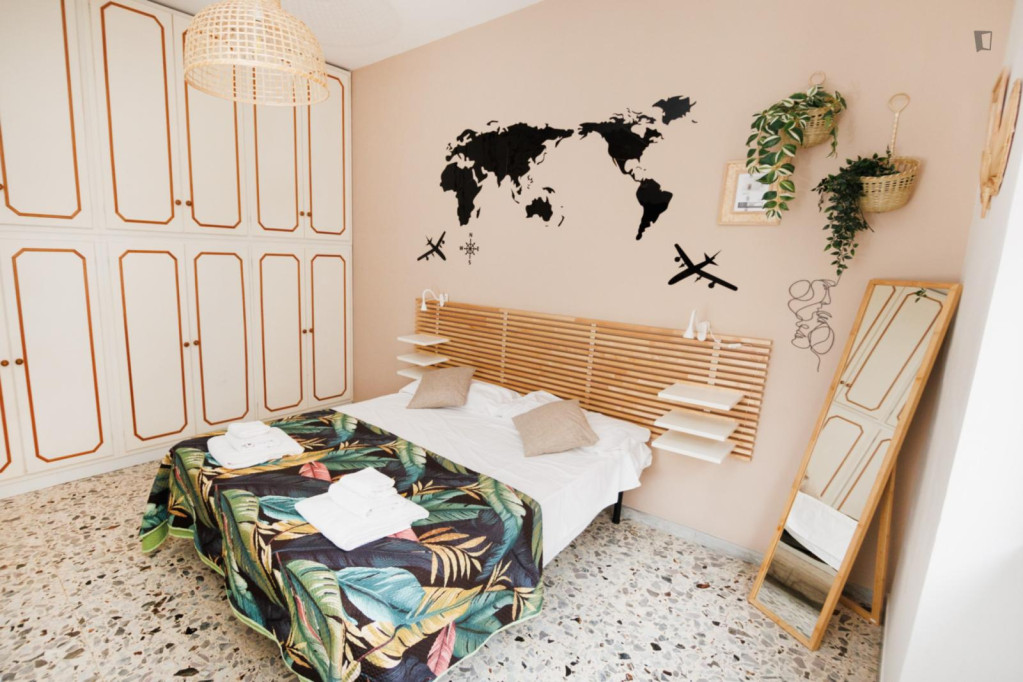 Double bedroom, with balcony, in 3-bedroom apartment - Rome - chambre - ImmoJeune