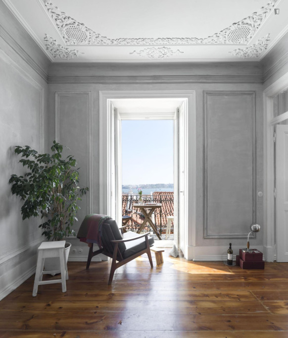 Marvellous 2 Bedroom Apartment with a balcony close to Lisbon Cathedral - Lisbonne - chambre - ImmoJeune