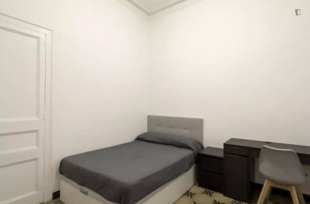 Bright double bedroom near Plaça de Catalunya station - Barcelone - chambre - ImmoJeune