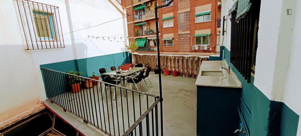 Single bedroom in a charming house with terrace in Burjassot, Valencia - Valence - chambre - ImmoJeune
