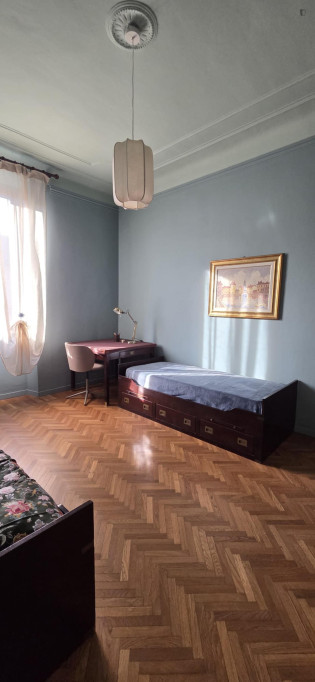 Bright Bedroom in a 2-Bedroom Apartment in Milan - Milan - chambre - ImmoJeune