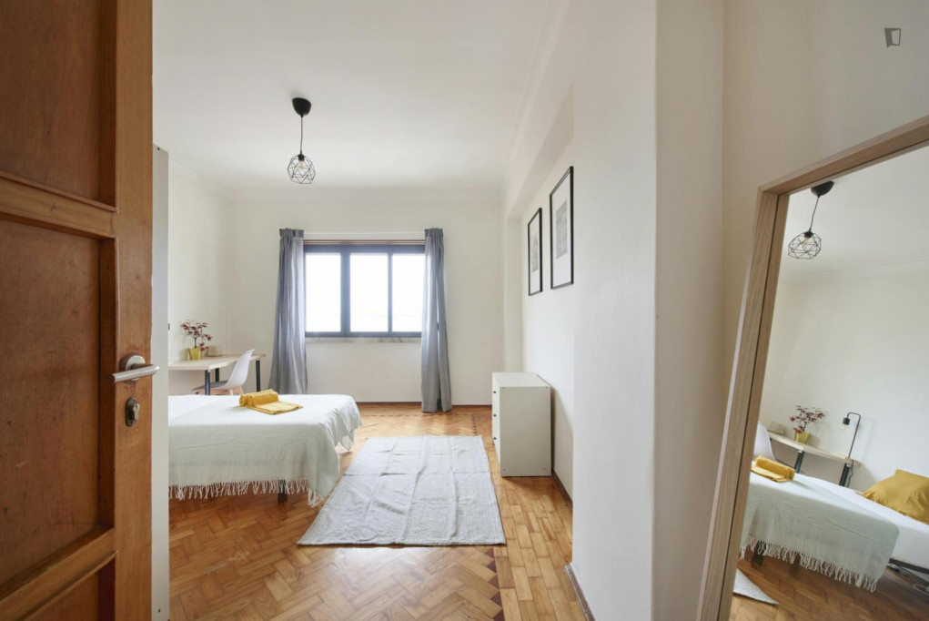 Large single bedroom in Santa Apolónia - Lisbonne - chambre - ImmoJeune