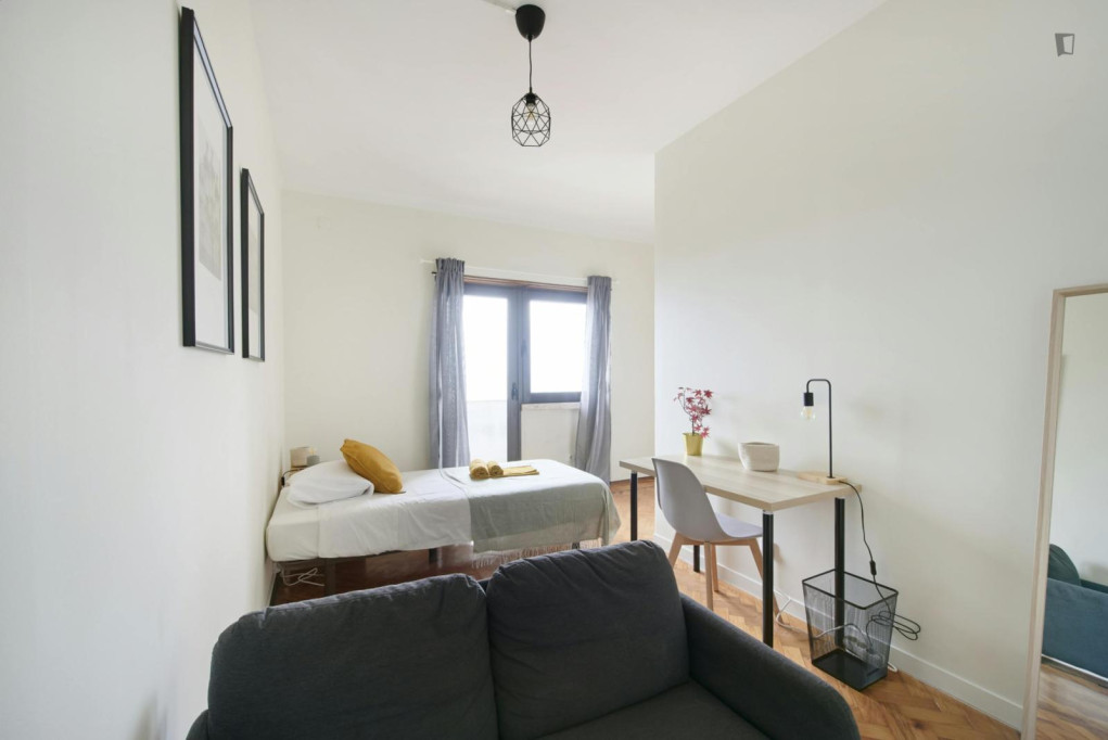 Adorable single bedroom with a balcony, in Santa Apolónia - Lisbonne - chambre - ImmoJeune