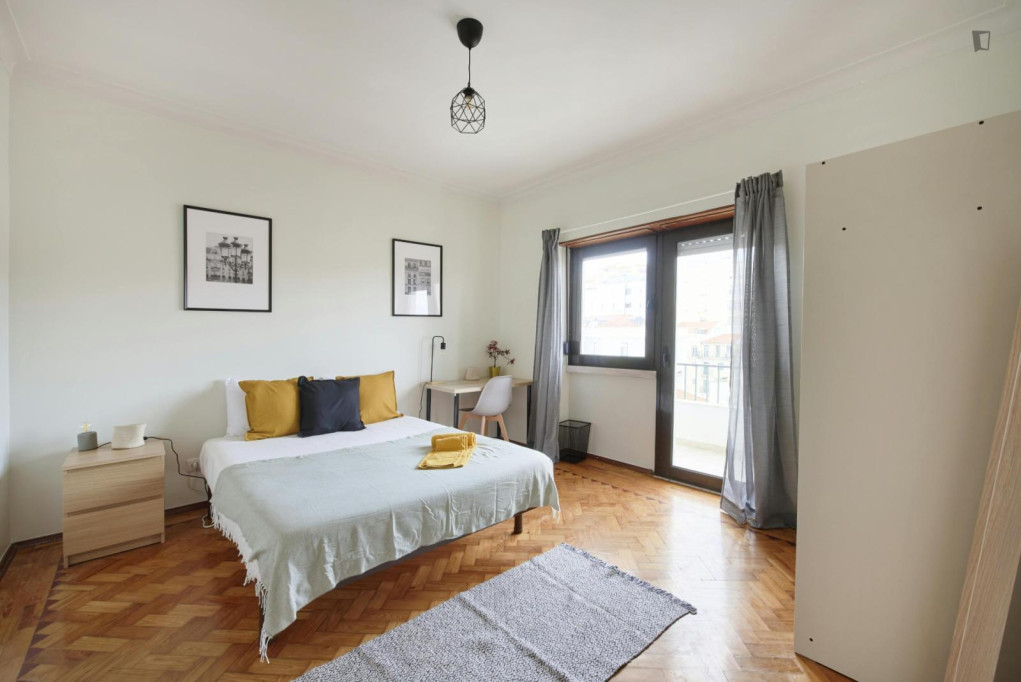 Brilliant double bedroom with a balcony, in Santa Apolónia - Lisbonne - chambre - ImmoJeune