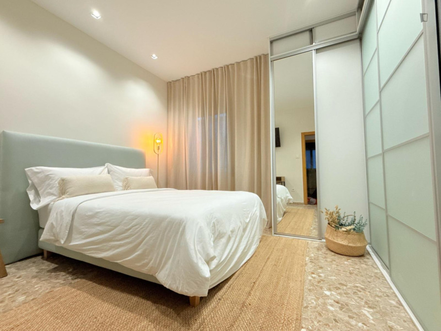 Newly Renovated Double bedroom in 4-bedroom apartment in El Cabanyal - Valence - chambre - ImmoJeune