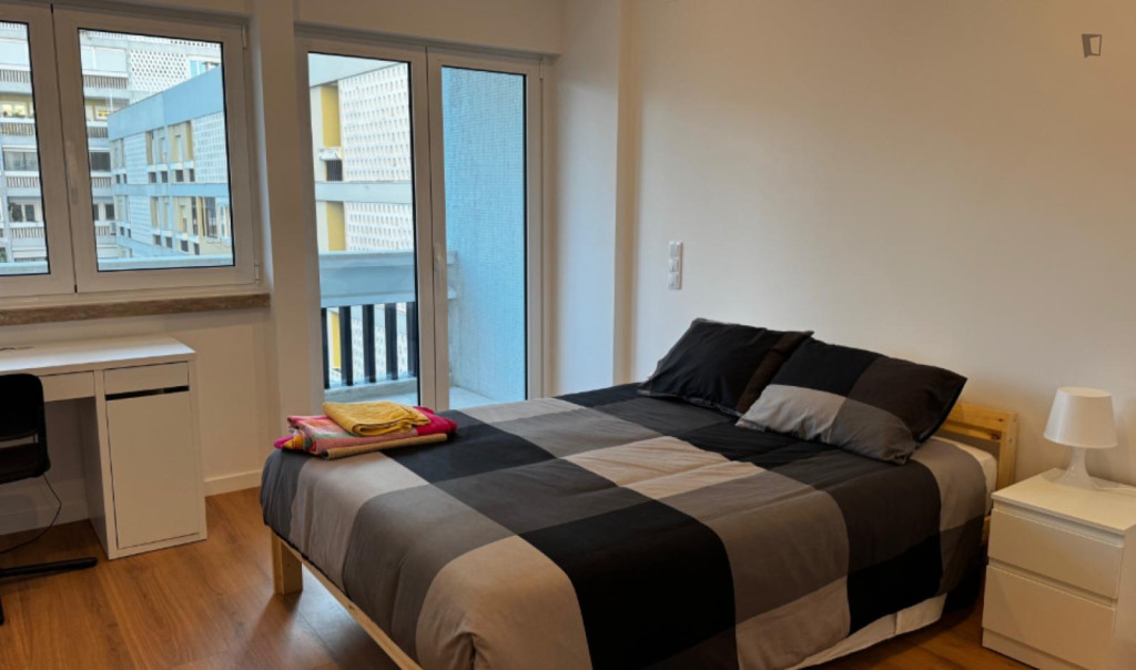 Sensational Double Bedroom with a private bathroom and a balcony close to Alvalade Metro - Lisbonne - chambre - ImmoJeune