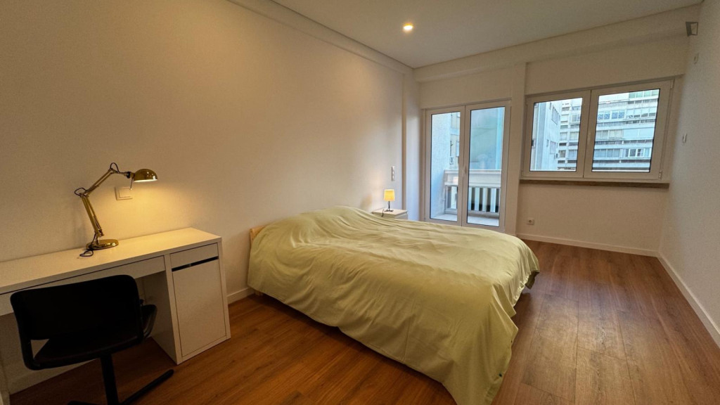 Powerful Double Bedroom with a private bathroom and a balcony close to Roma Metro - Lisbonne - chambre - ImmoJeune