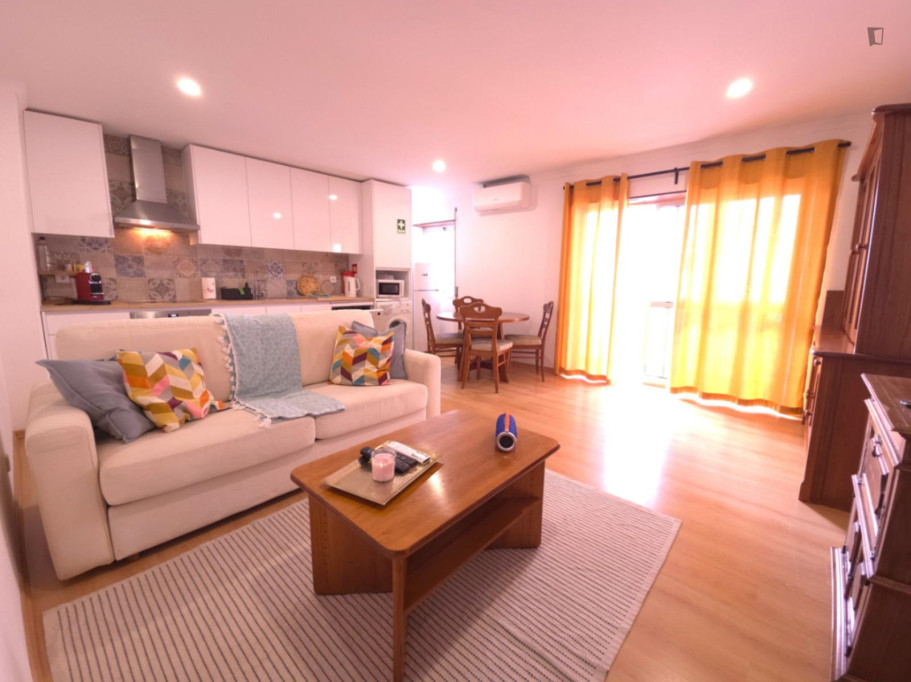 Iconic 1 Bedroom Apartment close to Red Dragon Beach - Lisbonne - chambre - ImmoJeune