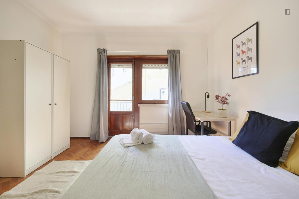 Sunny double bedroom near the Santa Apolónia metro - Lisbonne - chambre - ImmoJeune