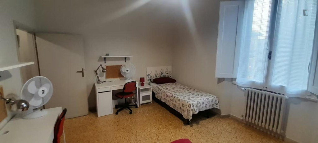 Bed in a comfy twin bedroom, in Statuto - Florence - chambre - ImmoJeune