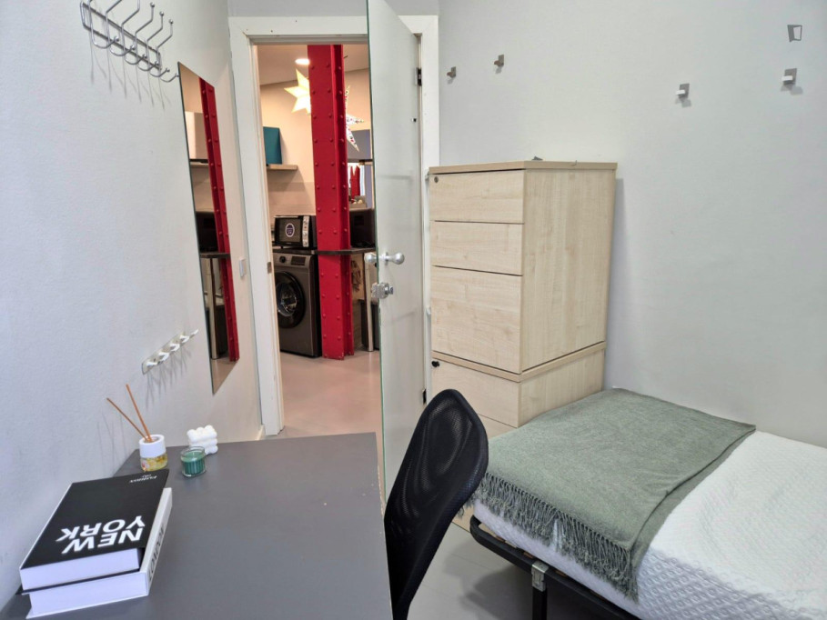 Appealing double ensuite bedroom with a kitchenette, in El Mercat - Valence - chambre - ImmoJeune