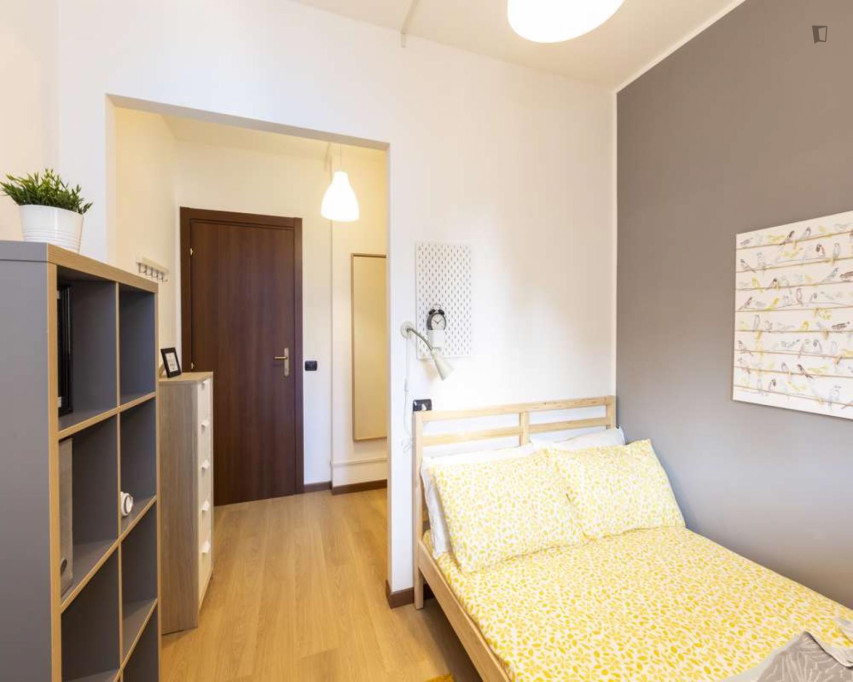 Bright single bedroom in a five bedroom apartment in Chiesa Rossa  - Milan - chambre - ImmoJeune