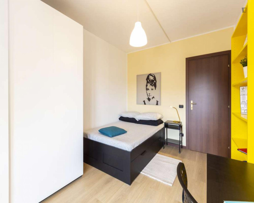 Snug single bedroom in a five bedroom apartment in Chiesa Rossa  - Milan - chambre - ImmoJeune