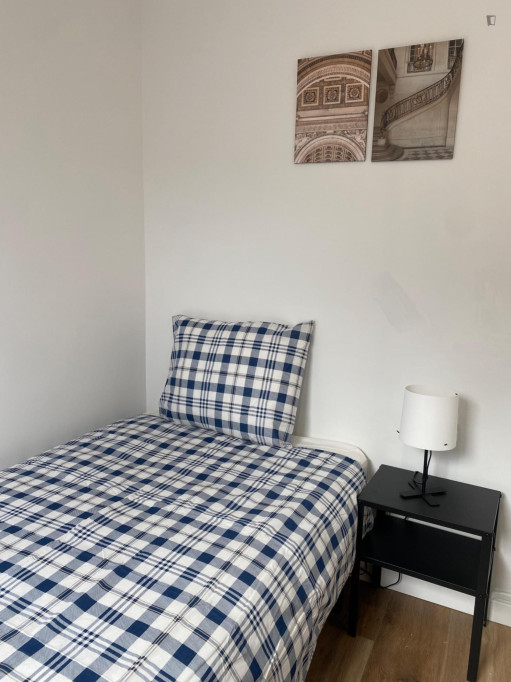 Sunny bedroom next to Carnide metro - Lisbonne - chambre - ImmoJeune