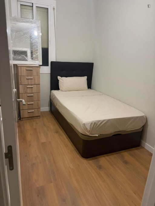 Cozy single bedroom close to Fabra i Puig metro station - Barcelone - chambre - ImmoJeune
